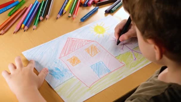 Dibuja Casa Niño Dibuja Casa Con Plumas Pintura Colores — Vídeos de Stock