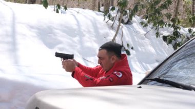 Tabancayla ateş eden Türk kışın silahla atış talimi yapıyor.