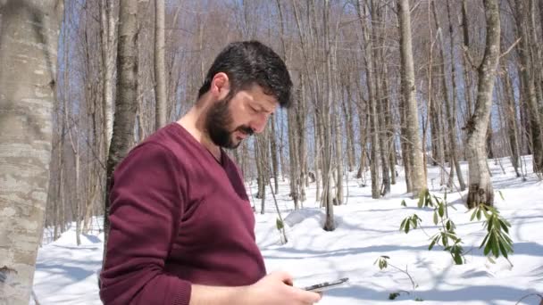 Ayuda Por Teléfono Hombre Varado Bosque Nevado Pide Ayuda Por — Vídeos de Stock