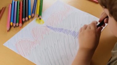 Kağıda çizim, karalama çocuk, renkli kalemle kağıda çizim yapan çocuk.