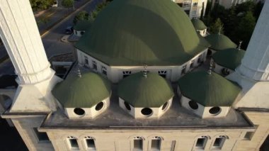 Yerel cami, yerel cami ve kubbe.