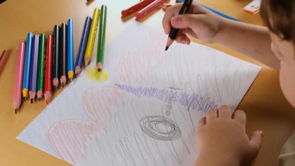 Рисование Бумаге Мальчик Держит Карандаши Мальчик Рисует Бумаге Цветным Карандашом — стоковое видео