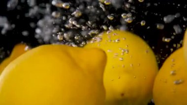 Limon, baloncuklu limon, siyah arkaplan