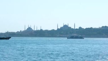İstanbul 'daki cami silueti ve geçen gemilerde zaman kaybı 
