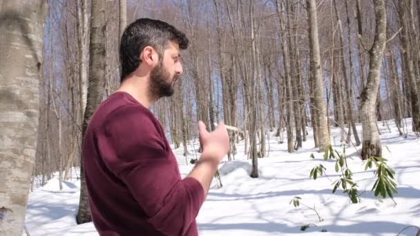 Man Roken Man Roken Sneeuw Winter Het Bos — Stockvideo
