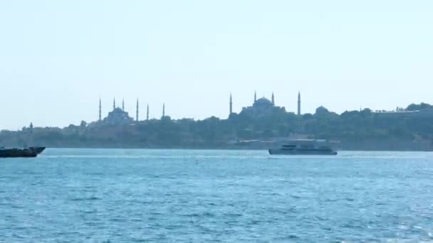 Tijdsverloop Met Het Silhouet Van Moskee Istanbul Passerende Schepen — Stockvideo