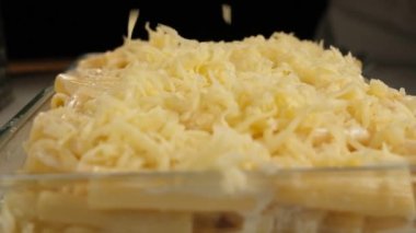 Çedar peyniri, dilimlenmiş çedar peyniri ağır çekimde makarna.