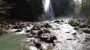 Nehir ve şelale, havadan dere ve şelale doğada