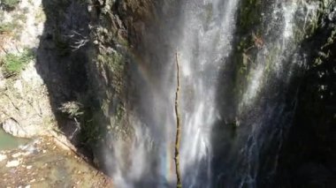 Şelale, hava şelalesi ve gökkuşağı doğada