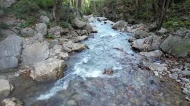 Nehir, doğadaki küçük dağ nehri.