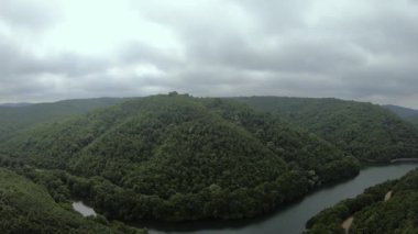 Bulutlu doğa manzarası, hava bulutlu doğa manzarası ve akışı