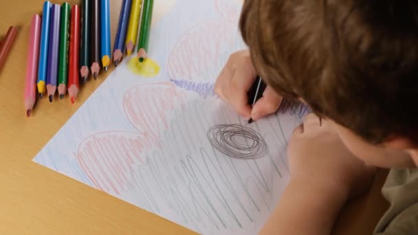 Рисунок Бумаге Рисунок Мальчика Бумаге Цветными Ручками Маленький Ребенок — стоковое видео