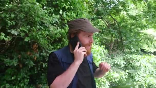 Falando Telefone Homem Falando Telefone Área Natural — Vídeo de Stock