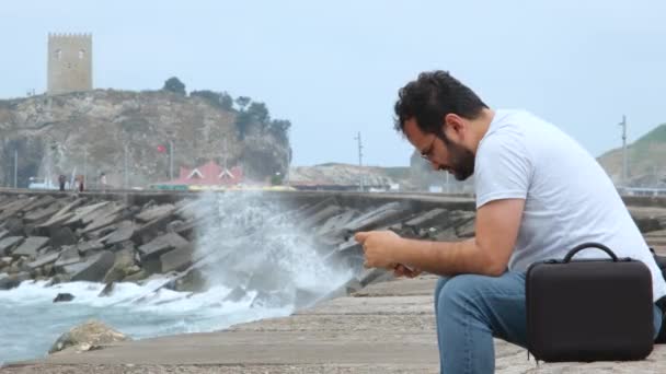 Człowiek Siedzący Wybrzeżu Troskliwy Mężczyzna Siedzący Wybrzeżu Korzystający Telefonu — Wideo stockowe
