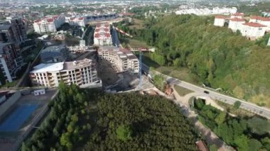 İnşaat alanı, havacılık şantiyesi ve modern binalar