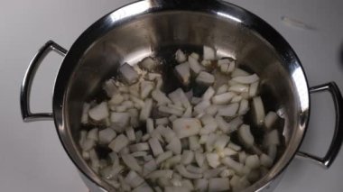 Tavada soğan, tavada kızarmış soğan.