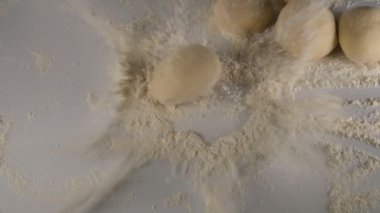 Hamur düşer, mini ekmek hamuru unun içine düşer.