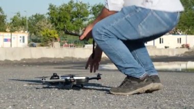 İHA operatörü, İHA operatörü kalkışa hazırlanıyor.