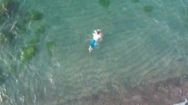 Yüzen bir adam, havada yüzen bir adam.