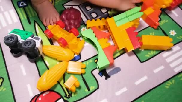Παίζοντας Παιχνίδια Παιδί Παίζει Παιχνίδια Στο Χαλί Της Κυκλοφορίας — Αρχείο Βίντεο