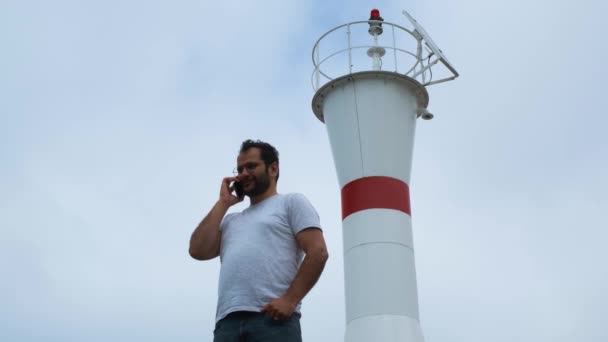 Rozmowa Przez Telefon Latarnia Morska Mężczyzna Rozmawiający Przez Telefon — Wideo stockowe