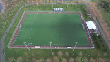 Futbol sahaları, hava sahası ve futbol oyuncuları antrenmanı