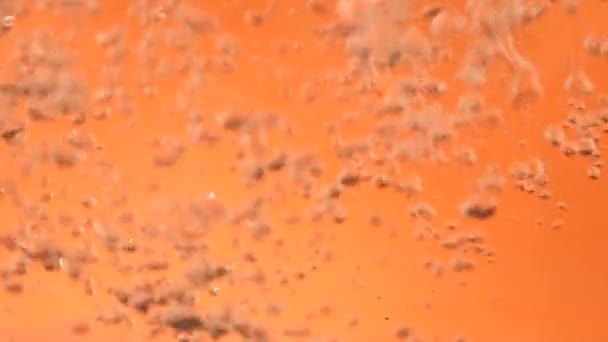 Bubliny Vodní Bubliny Oranžovém Pozadí Zpomalení — Stock video