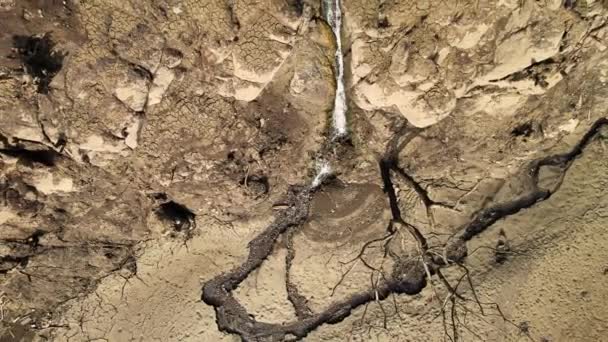 Kurak Topraklarda Bir Kaynak Suyu Şelalesi — Stok video