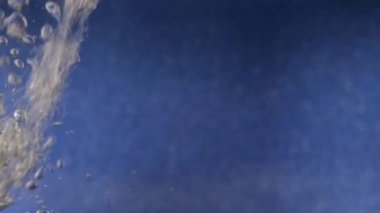 kabarcık, su kabarcığı mavi arkaplanda yavaş çekim