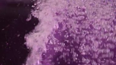 Kabarcık, parlak mor arka planda su kabarcığı, yavaş çekim