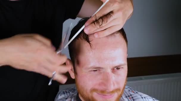Memotong Rambut Penata Rambut Memotong Rambut Pria Merah Berambut Panjang — Stok Video
