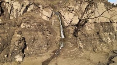 Kurak topraklarda bir kaynak suyu şelalesi