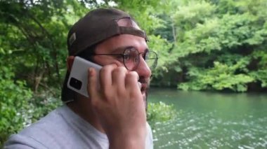 Telefonda konuşan, ormanda telefonla konuşan adam.