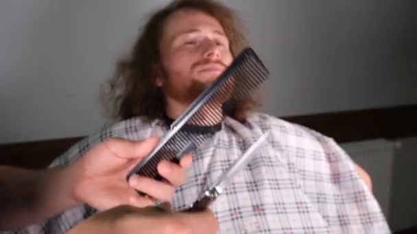 Перукар Готується Різати Волосся Клієнтів Ножицями — стокове відео