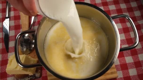 Tillsätta Mjölk Tillsätta Mjölk Till Potten För Mat — Stockvideo