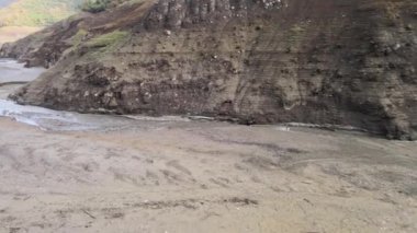 Kurumuş baraj, havadan kurumuş baraj ve küçük dere, kuraklık.