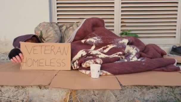 Veterano Sem Teto Veterano Sem Teto Dormindo Chão Fora — Vídeo de Stock