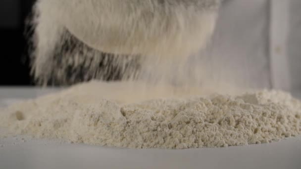 厨师筛粉做面包面团 — 图库视频影像