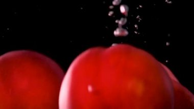 Şeftaliler, şeftaliler suya sıçrıyor.