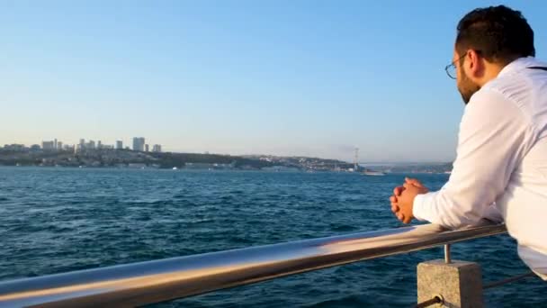 Mann Beobachtet Istanbul Bosporus Der Nähe Des Meeres — Stockvideo