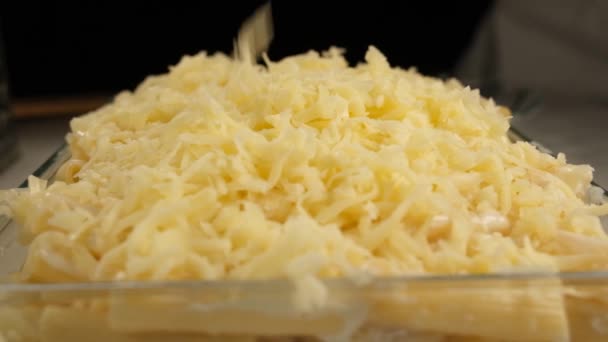 Cheddar Käse Geschredderter Cheddar Käse Auf Pasta Zeitlupe — Stockvideo