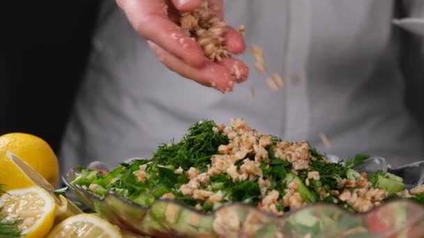 Sprinkling Walnuts Chef Sprinkling Walnuts Salad Kitchen — Vídeo de stock