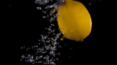 limon, limon sıçrama suyu siyah arkaplan