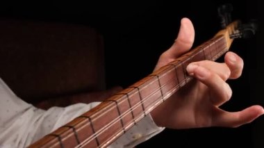 Türkçe saz, Türkçe oynayan adam yakın çekim.