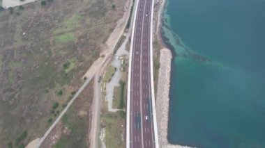 otoyol, hava yolu ve deniz kenarında akan trafik