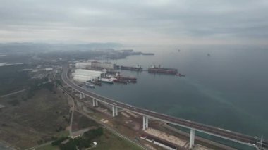 Tersane ve otoyol, havadan çekilen Yalova tersanesi ve geniş yol