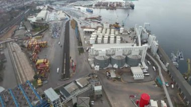 Petrol ve petrokimyasal ürünlerin depolanması için hava manzaralı endüstriyel tesis 