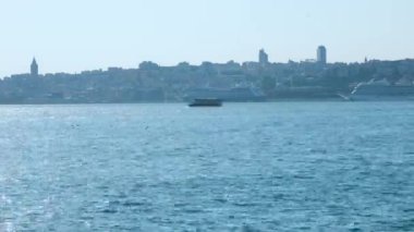 İstanbul 'daki cami silueti ve geçen gemilerde zaman kaybı 