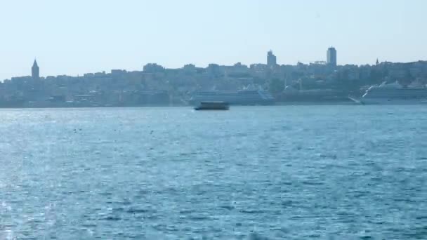 Zeitraffer Mit Silhouette Der Moschee Istanbul Und Vorbeifahrenden Schiffen — Stockvideo