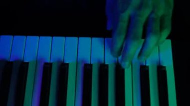 Parti, partide renkli ışıklarla müzik çalmak.